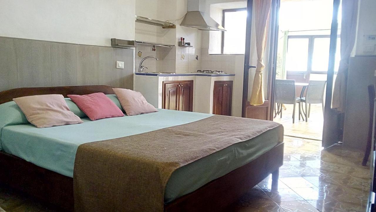 B&B Casa Frank สตรอมโบลี ภายนอก รูปภาพ